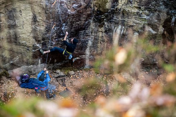 Marc Weingarten und Erich Hocke klettern am Trusetaler Hauptgang in der Inselsbergregion bei Bad Tabarz