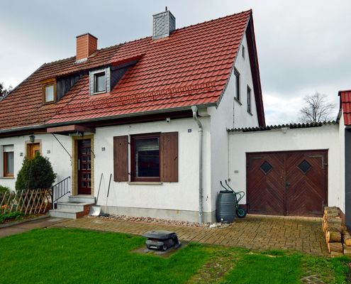 Vorderansicht des Ferienhauses Urban mit Garten, Einfahrt und Garage