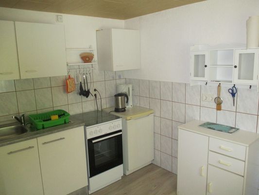 Küchenzeile mit Kaffeemaschine, Kühlschrank, Herd und Spülbecken im Ferienhaus Best in  Friedrichroda (Thüringer Wald in der Inselsbergregion)