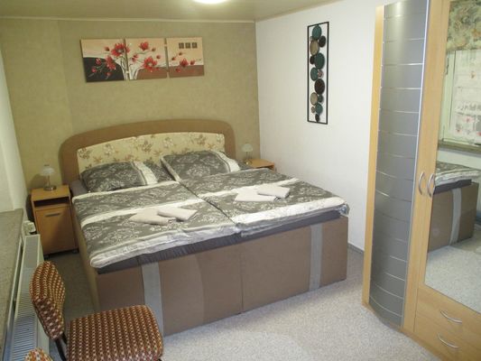 Schlafzimmer mit Doppelbett im Ferienhaus Best in Friedrichroda (Thüringer Wald in der Inselsbergregion)