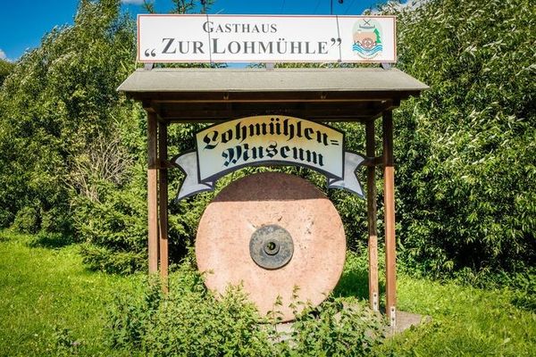 Eingangsschild des Lohmühlenmuseums in Georgenthal (Talsperrenregion)