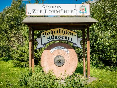 Eingangsschild des Lohmühlenmuseums in Georgenthal (Talsperrenregion)