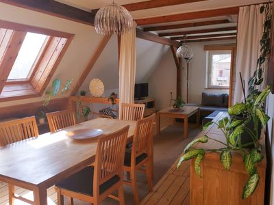 Helles und modernes Wohn- und Esszimmer in der Fewo in der Pension 