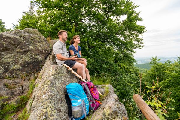 Paar an den Reitsteinen am Rennsteig in Bad Tabarz in der Inselsbergregion