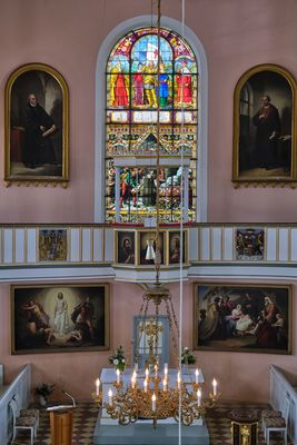 Glasfenster und Kanzel mit Kronleuchter in der  Sankt-Viti-Kirche Wechmar im Thüringer Burgenland Drei Gleichen im UNESCO Global Geopark Inselsberg – Drei Gleichen