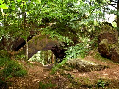 Der Torstein ist ein ca. 6 Meter hohes, natürliches Felsentor im Lauchagrund Bad Tabarz (Inelsbergregion) im UNESCO Global Geopark Thüringen Inselsberg – Drei Gleichen